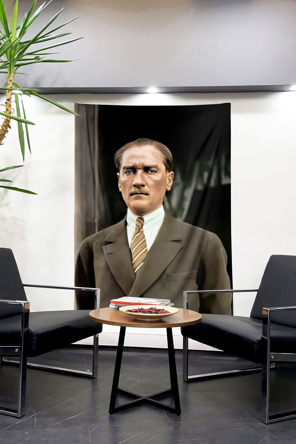 Büyük Önderi Anlamak: Atatürk'ün Takım Elbise Portresi